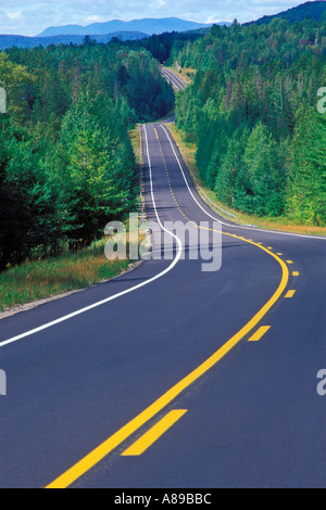 Autostrada USA New York Adirondack State Park, strada asfaltata che attraversa una foresta in estate Foto Stock