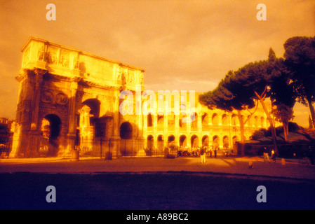Italia Roma l'Arco di Costantino ANNUNCIO 315 e il Colosseo annuncio 72 Foto Stock