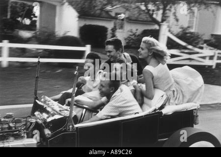 Un gruppo di ragazzi adolescenti e ragazze prendere un joyride in un'annata 1950 Immagine convertibile è stata presa nel 1950 s Foto Stock