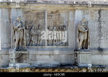 Le statue del i draghetti a scudo dell'Arco di Costantino a Roma, Lazio, Italia Foto Stock