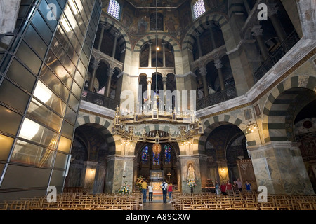 La cattedrale di Aquisgrana, carolingia edificio ottagonale, Barbarossa lampadario, Aachen, NRW, Germania Foto Stock