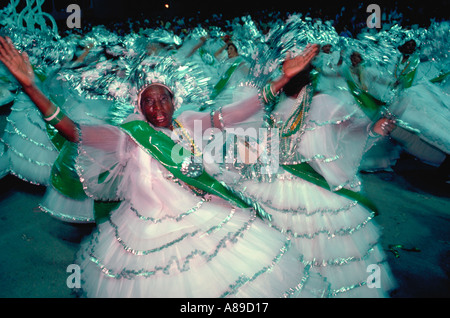 In Baianas elaborare costumi di danza alla sfilata delle scuole di samba al Sambadrome durante il carnevale di Rio de Janeiro in Brasile Foto Stock