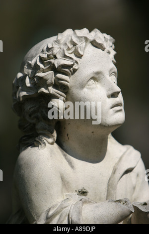 Figurina su un sepolcro Suedfriedhof cimitero, Monaco di Baviera, Germania Foto Stock