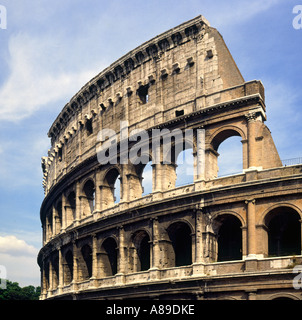 Sezione del Colosseo guardando verso l'alto la straordinaria grandezza attraverso le sue finestre e splendide arcate a Roma Italia Foto Stock