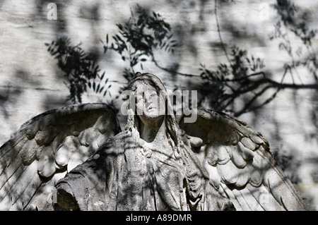 Figurina su un sepolcro Suedfriedhof cimitero, Monaco di Baviera, Germania Foto Stock