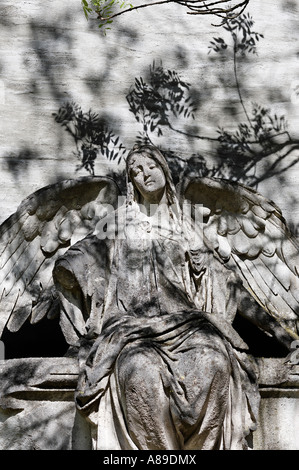 Figurina su un sepolcro Suedfriedhof cimitero, Monaco di Baviera, Germania Foto Stock