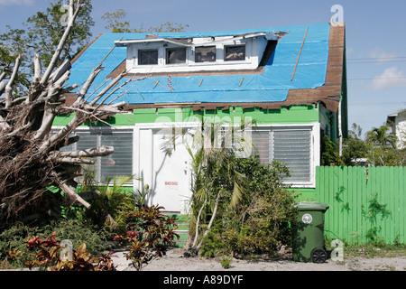 Miami Florida,Little Haiti,tempo,Hurricane Damage house,case,basso reddito,povertà,quartiere,residenziale blu tarp,tetto,FL0602288 Foto Stock