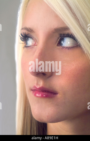 Close up di bella bionda donna che guarda pensieroso Foto Stock