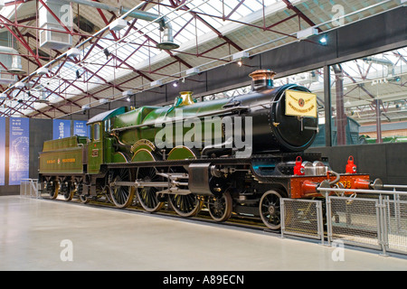 Locomotiva 4073 Castello di Caerphilly in vapore - il museo della Great Western Railway nell'ex Swindon opere ferroviarie JMH2878 Foto Stock