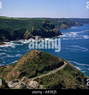 Guardando ad ovest di Devil's Hole litorale con persone sul percorso al di sotto di circa circolare knoll St Mary in Jersey Isole del Canale Foto Stock