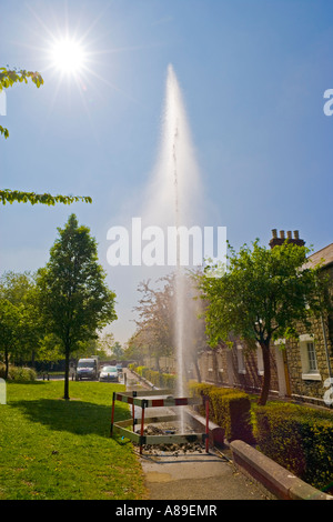 Acqua di burst in principale Great Western Railway VILLAGE Swindon Maggio 2007 JMH2883 Foto Stock