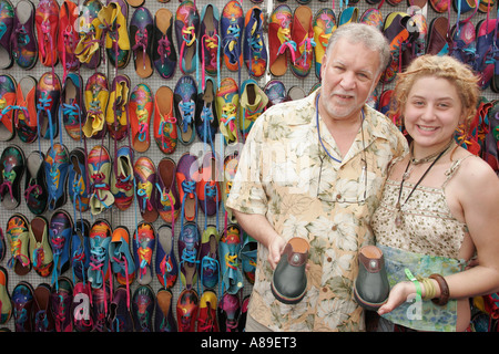 Miami Florida,Coconut Grove Arts Festival,festival fair,uomo uomo maschio,calzolaio,figlia,FL060228332 Foto Stock