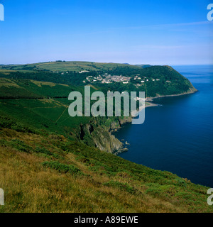 Guardando ad ovest lungo la costa e la bellezza di spot Countisbury Hill verso Lynton e Lynmouth harbour North Devon England Foto Stock