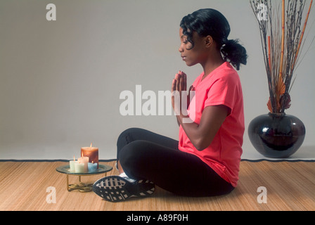 Vista di un giovane nero etnica donna eseguendo lo yoga Foto Stock