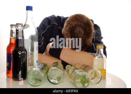 Adolescente ubriacarsi con altre bevande alcoliche e birra Foto Stock