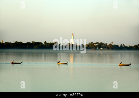 Lago con tre barche a remi e stupa bianchi Amarapura Mandalay Birmania Foto Stock
