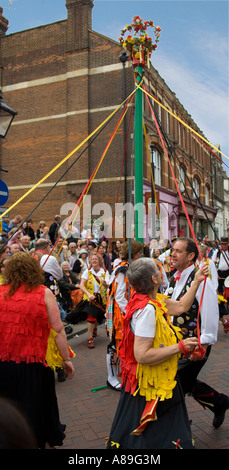 Morris ballerini saltando intorno a un Maypole presso il Rochester spazza festival Foto Stock