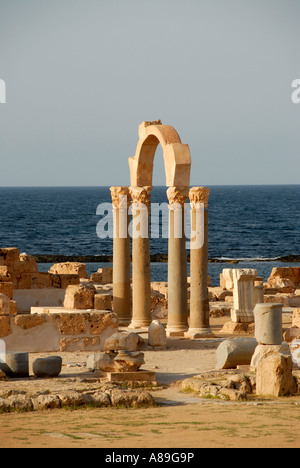 Pilastri e arco in mare Sabratha Libia Foto Stock
