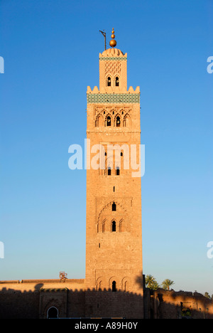 Il minareto con antichi ornamenti berbera Moschea Koutoubia Marrakech marocco Foto Stock