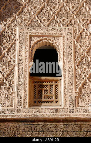 Finestra orientale con raffinati stucchi riccamente decorate Medersa Ali ben Youssef Medina Marrakech marocco Foto Stock