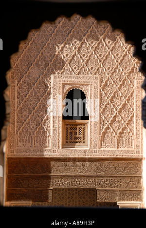 Finestra orientale con raffinati stucchi riccamente decorate Medersa Ali ben Youssef Medina Marrakech marocco Foto Stock