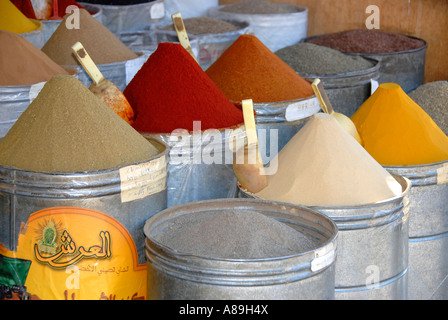 Spezie orientali stratificato per vendita Medina Marrakech marocco Foto Stock