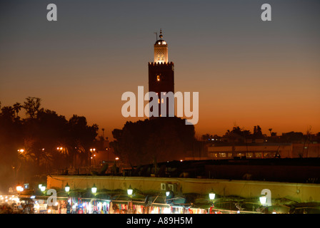 Sera rosso su piazza Djemaa el Fna con illuminata minareto di Koutoubia Marrakech marocco Foto Stock