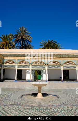Cortile con fontana e il Palais de la Bahia Marrakech marocco Foto Stock
