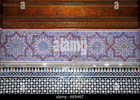 Raffinati dipinti a soffitto in legno con maioliche piastrelle smaltate Palais de la Bahia Marrakech marocco Foto Stock