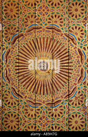 Raffinati dipinti colorati a soffitto in legno Palais de la Bahia Marrakech marocco Foto Stock