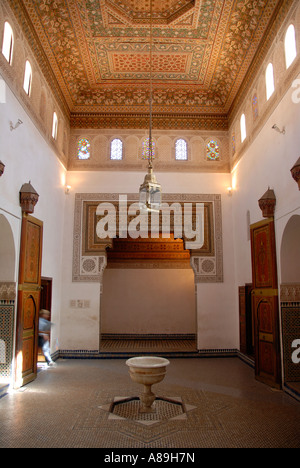 Bene progettato oriental interno quadri al soffitto in legno Palais de la Bahia Marrakech marocco Foto Stock