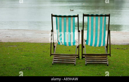 Due sedie a sdraio in Hyde Park Londra Foto Stock