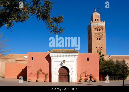 Vecchio minareto e cancello di ingresso Moschea Koutoubia Marrakech marocco Foto Stock