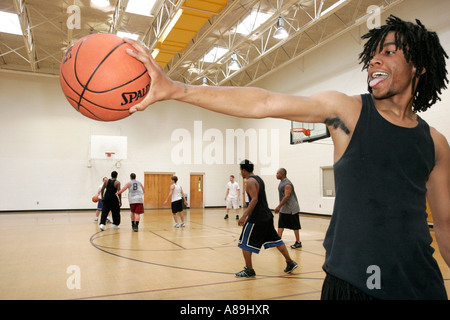 Dothan Alabama, Westgate Park Recreation Center, centro, palestra di pallacanestro, Black Blacks African Africans etnical Minority, adulti adulti uomo maschio, pla Foto Stock