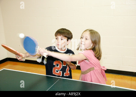 Dothan Alabama, Westgate Park Recreation Center, centro, tavolo da ping pong, ragazzo ragazzi papà ragazza maschio, ragazze femmina capretto bambini bambini bambini, pagaia, visitatori Foto Stock