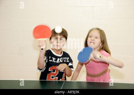 Dothan Alabama, Westgate Park Recreation Center, centro, tavolo da ping pong, ragazzo ragazzi papà ragazza maschio, ragazze femmina capretto bambini bambini bambini, pagaia, visitatori Foto Stock