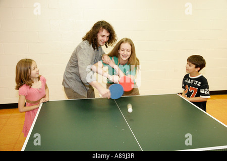 Dothan Alabama, Westgate Park Recreation Center, centro, tavolo da ping pong, ragazzo ragazzi papà ragazza maschio, ragazze femmina capretto bambini bambini bambini, pagaia, teen tee Foto Stock