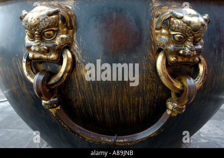 Cina Pechino la città proibita urna di bronzo dettaglio nel cortile della sala della suprema armonia Taihe Dian Foto Stock