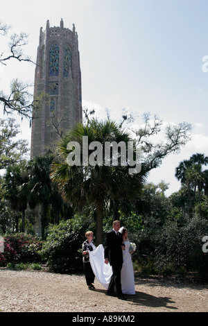 Lago Wales Florida, storico Santuario Bok, sposa, padre papà, genitori, matrimonio, Singing Tower, visitatori viaggio viaggio turistico turismo landmar Foto Stock