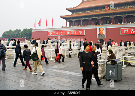 Cina Pechino Giant ritratto del Presidente Mao domina i ponti che i turisti cinesi cross per immettere la Città Proibita Foto Stock