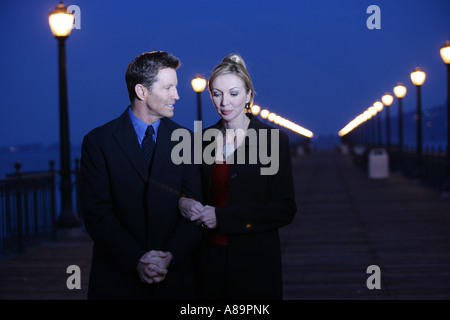 Coppia matura camminare insieme Foto Stock