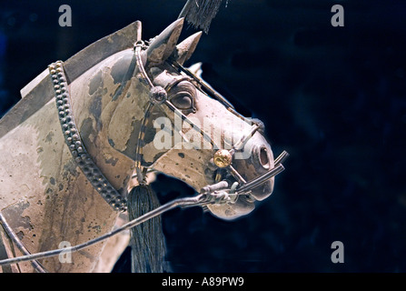 Cina XIAN particolare del carro di terracotta a cavallo con morso e briglie esposti nel museo dell'Esercito dei Guerrieri di Terracotta Foto Stock