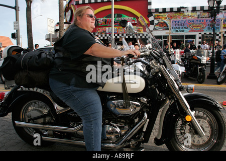 Daytona Beach Florida,Main Street,Bike Week,moto moto evento,celebrazione,annuale,piloti,proprietari,donna sovrappeso,donna,donna,motociclista bicicletta Foto Stock