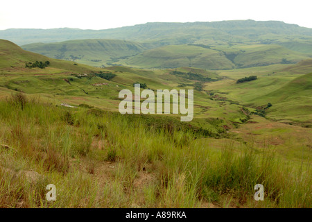 Vista attraverso la Southern Drakensberg montagne vicino alla città di Loteni nel Sud Africa Kwazulu Natal provincia. Foto Stock