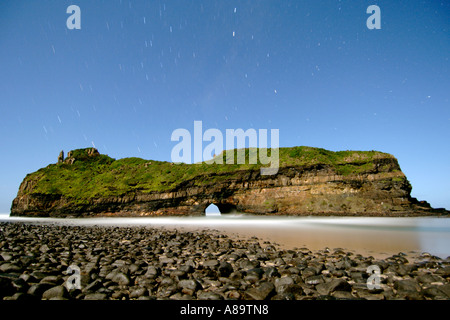 Notte di Luna, vista la formazione geologica nota come foro-in-the-parete lungo la costa selvaggia in Sud Africa. Foto Stock