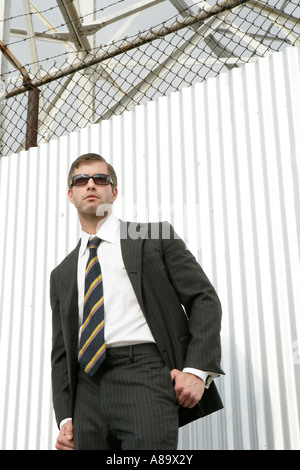 Business man in posa fuori tonalità da indossare Foto Stock