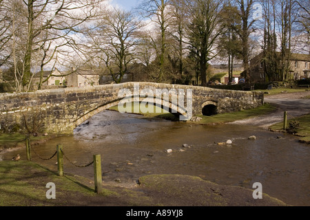 Regno Unito Yorkshire Wharfedale Linton borgo antico ponte in pietra sopra Linton Beck Foto Stock