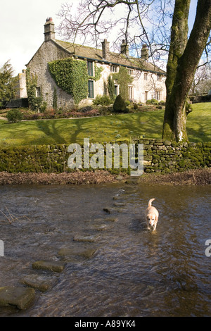 Regno Unito Yorkshire Wharfedale Linton village cottage a Linton Beck pietre miliari Foto Stock