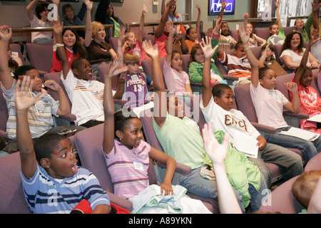 Birmingham Alabama, Alabama Sports Hall of Fame, studenti istruzione alunni alunno, alzare la mano, le mani, visitatori viaggio turistico tour Foto Stock