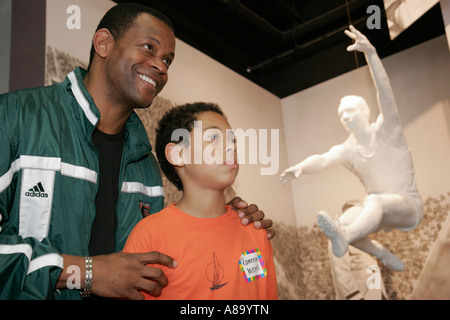 Birmingham Alabama, Alabama Sports Hall of Fame, mostra collezione, padre nero, papà, figlio, ex stella di basket UAB Steve Mitchell, visitatori t Foto Stock